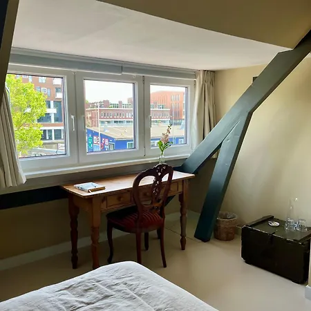 Private Attic With Workspace & Water View Bed and breakfast *